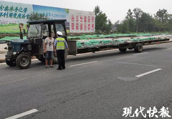 變形金剛？拖拉機(jī)私改 變身超長(zhǎng)版拖車