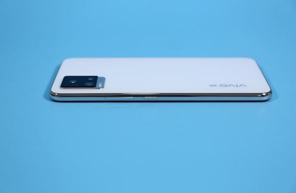 前置4400萬(wàn)像素雙攝！vivo S9線下海報(bào)曝光：或首發(fā)6nm天璣1100