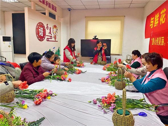 巧手插花樂融融 魅力巾幗展風采