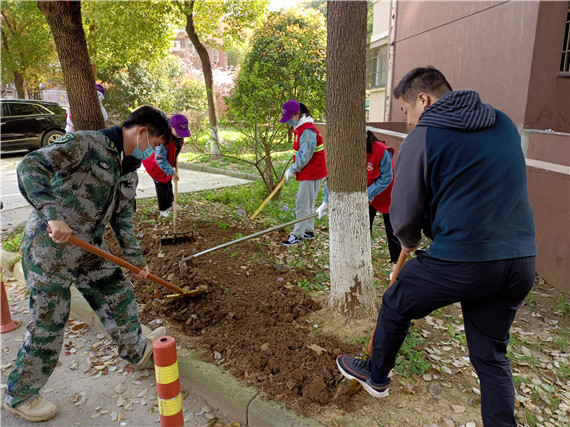 馨康苑社區(qū)開(kāi)展“牽手共建”綠化修補(bǔ)行動(dòng)
