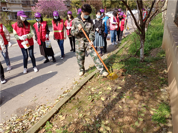 馨康苑社區(qū)開(kāi)展“牽手共建”綠化修補(bǔ)行動(dòng)
