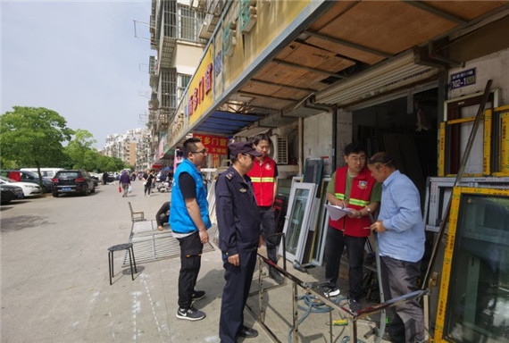 馨康苑社區(qū)：聯合落實門前三包排水證辦理