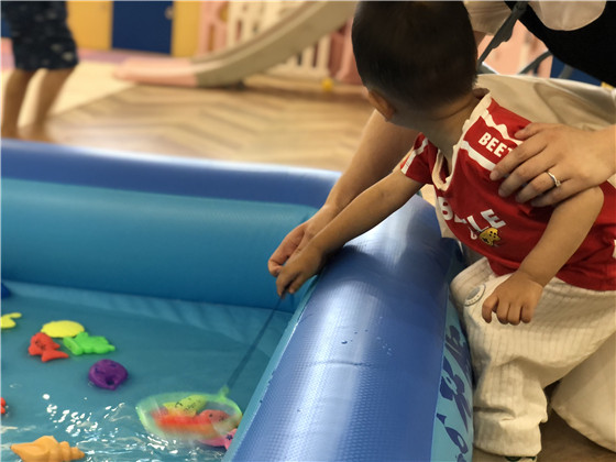 金陵驛社區(qū)開展夏天的荷花兒童手工活動(dòng)