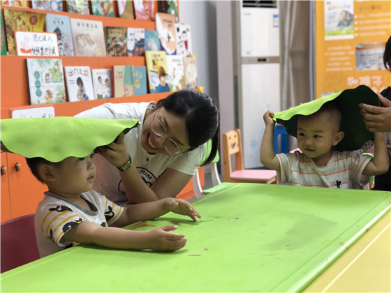 金陵驛社區(qū)開展夏天的荷花兒童手工活動(dòng)