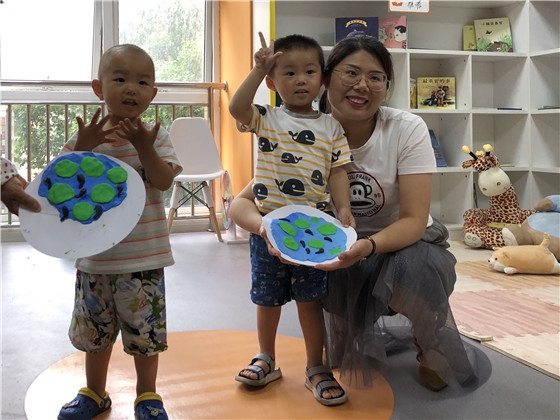 金陵驛社區(qū)開展夏天的荷花兒童手工活動(dòng)