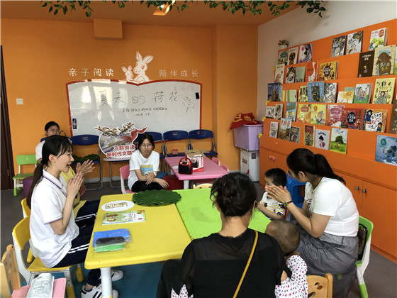 金陵驛社區(qū)開展夏天的荷花兒童手工活動(dòng)