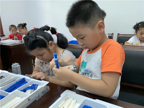 關(guān)愛未成年人 馨康苑社區(qū)暑期課堂帶營(yíng)員們玩轉(zhuǎn)機(jī)器人