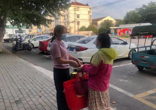 陸郎社區(qū)：中秋送慰藉 關(guān)愛滿社區(qū)