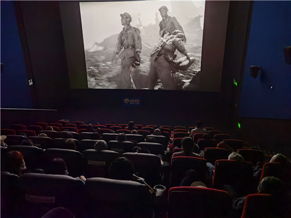 重溫經(jīng)典守初心 紅梅社區(qū)開展“四史”教育電影課觀影活動