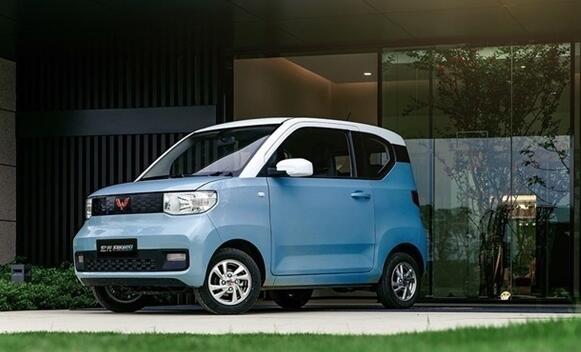 三輛五菱宏光MINI EV路口撞到一塊！網(wǎng)友：真賣爆 出鏡率滿大街