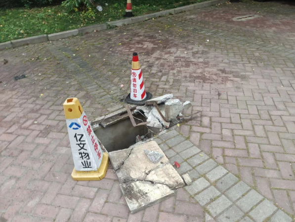 金陵驛社區(qū)維修窨井蓋，消除安全隱患